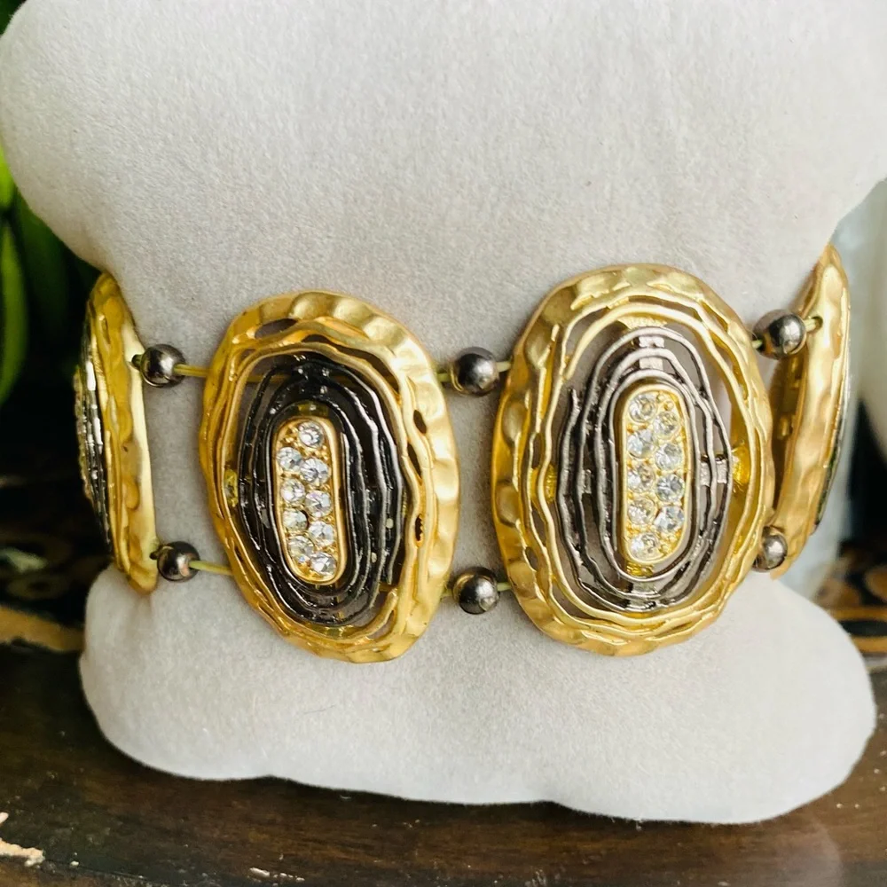✨ Vintage‑Inspired Statement Bracelet – Gold & Crystal Links - Picture 4 of 7